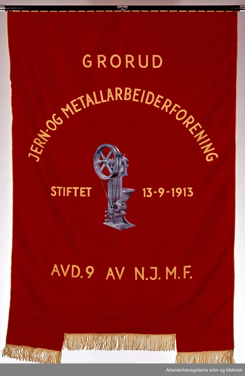 Grorud jern- og metallarbeiderforening avd. 9 .Stiftet 13. september 1913..Forside..Fanetekst: Grorud jern- og metallarbeiderforening, avd. 9 av N.J.M.F. Stiftet 13-9-1913..
