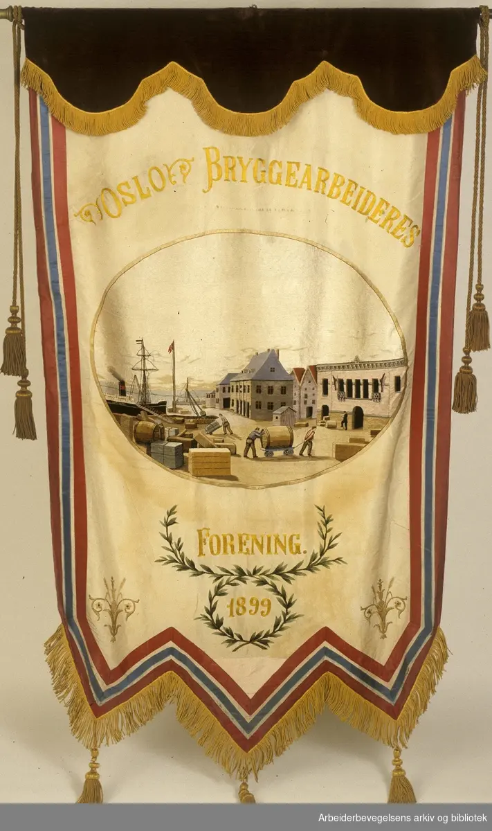 Oslo bryggearbeideres forening.stiftet 30. april 1882..Forside..Fanetekst: Oslo Bryggearbeideres Forening. 1899..