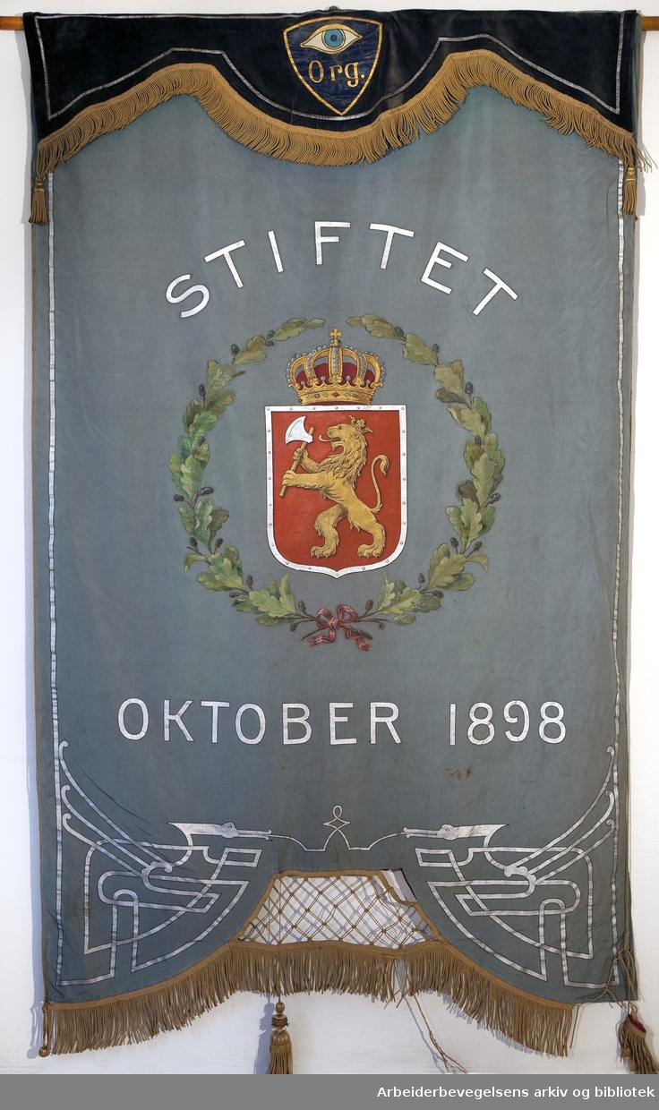Kristiania sporveis-organisasjoner..Bakside..Fanetekst: Stiftet oktober 1898.