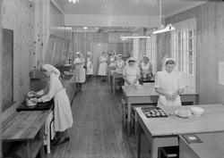 Elever i aktivitet på Fylkesyrkesskolen på Dovre