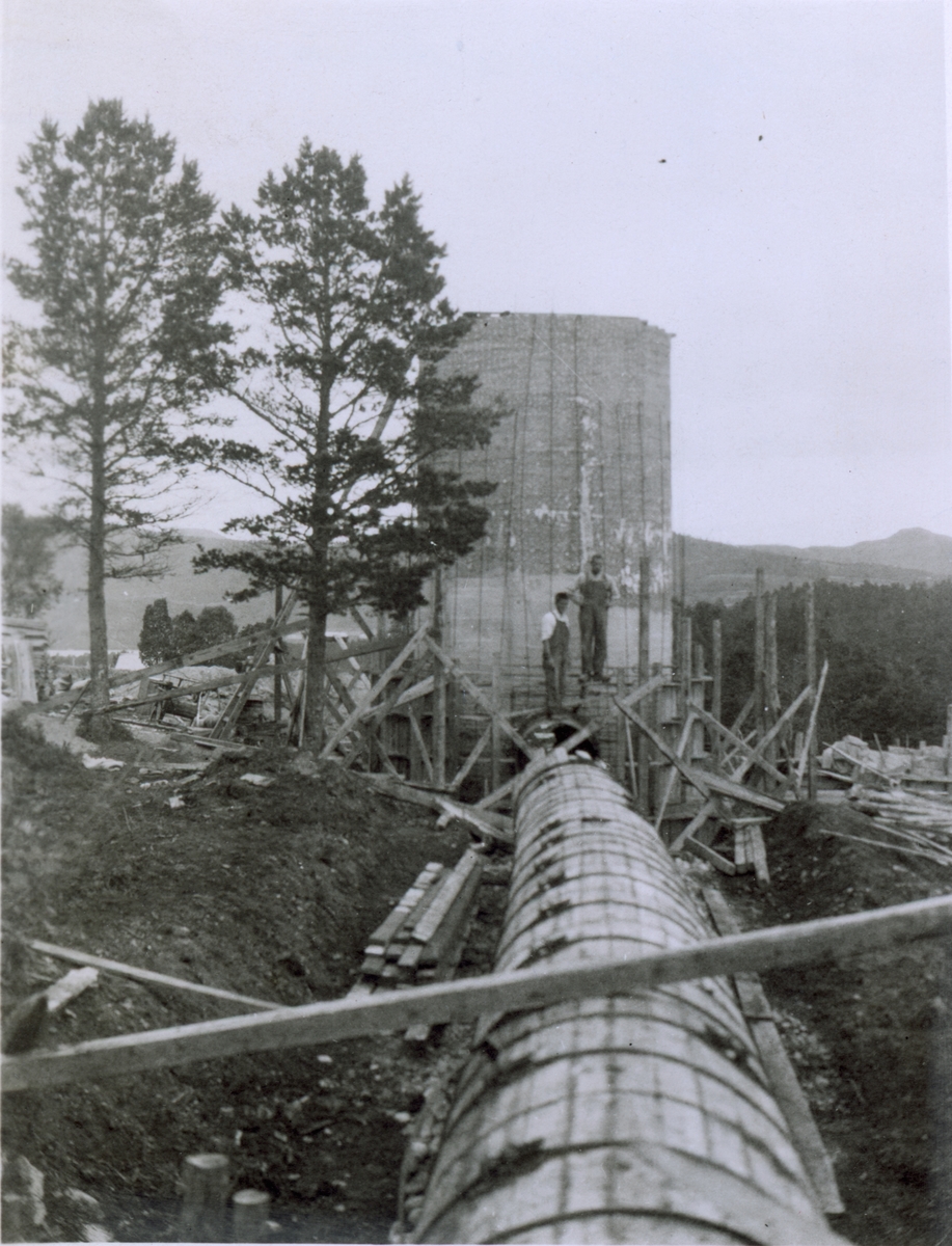 Bygging og montering av standrør. Svingetårnet. Sannsynligvis 1920 - 1921