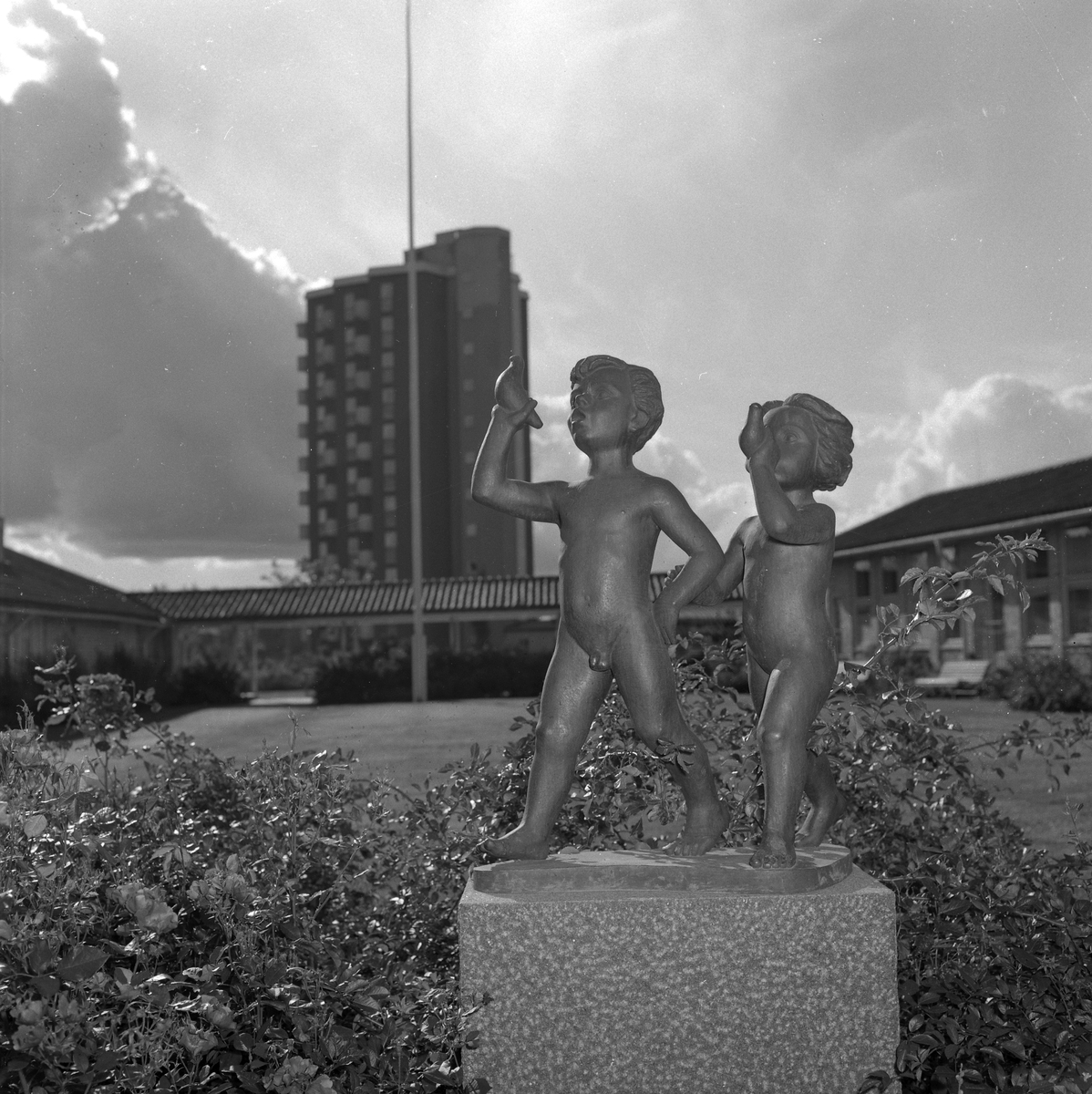 Valdagen.
Skulptur i bostadsområdet Stjärnhuset.
17 september 1955.