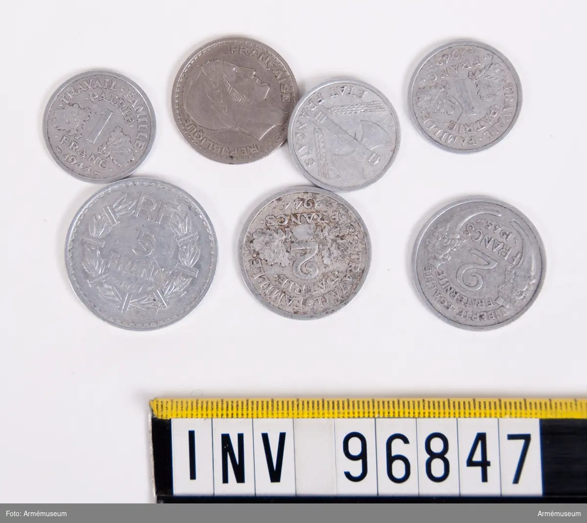 Sju stycken franska mynt av varierande valör och storlek.