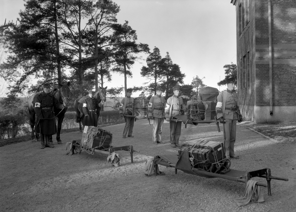 Hästanspänd sjukvårdsgrupp inför avmarsch från sjukhuset tillhörande I 22, senare I 2, i Karlstad Bilden togs 1933 och beställdes av dr Morsing.
