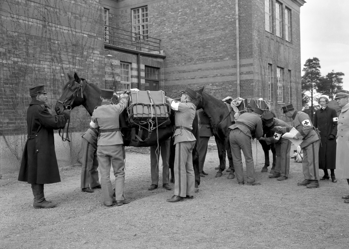 Hästanspänd sjukvårdsgrupp inför avmarsch från sjukhuset tillhörande I 22, senare I 2, i Karlstad Bilden togs 1933 och beställdes av dr Morsing.
