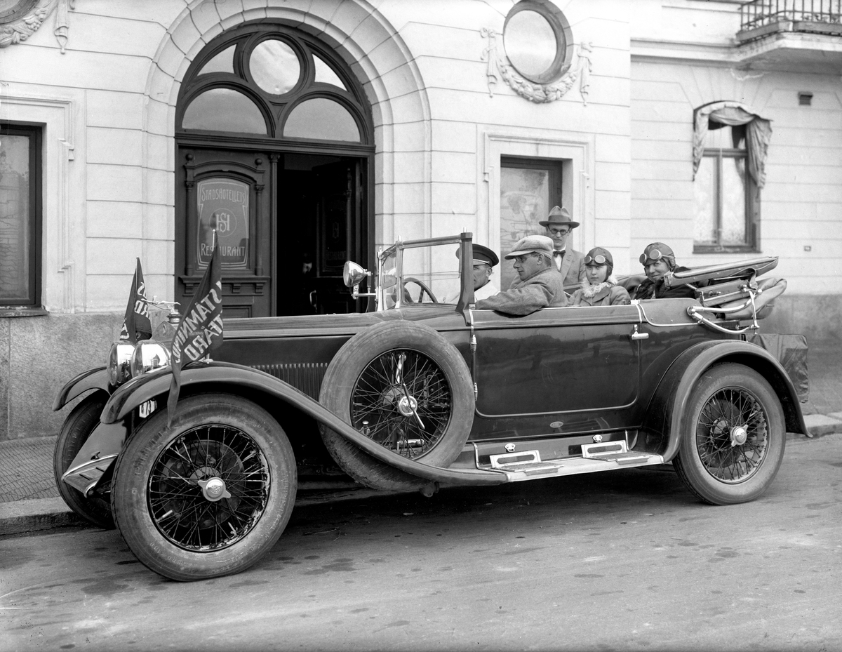 Pristagare bjuds på åktur. Bilen är parkerad framför Statts entré på Museigatan året 1926.