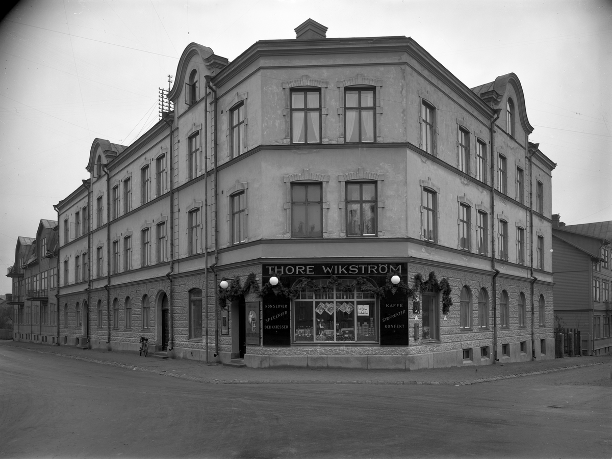 Thore Wikströms affär i hörnet av Herrhagsgatan - Bergslagsgatan 1931.