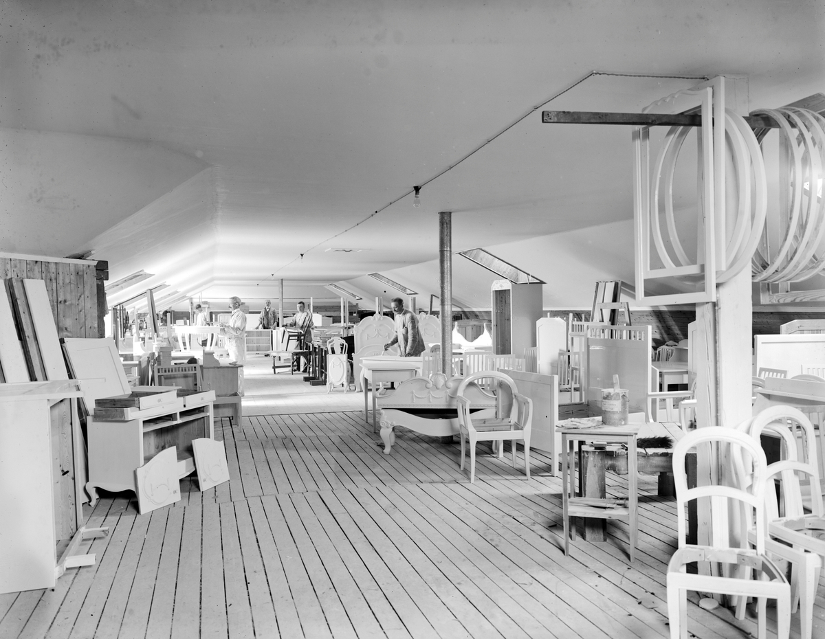 Interiör från Walfrid Svenssons möbelfabrik i stadsdelen Hagaborg på en bild tagen i slutet av 1920-talet.