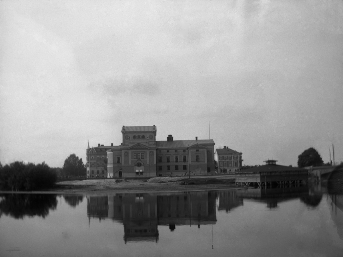 Karlstads teater, uppförd 1893.Till höger stadens byk- och tvättstuga som revs 1903. Bilden tagen 1898.