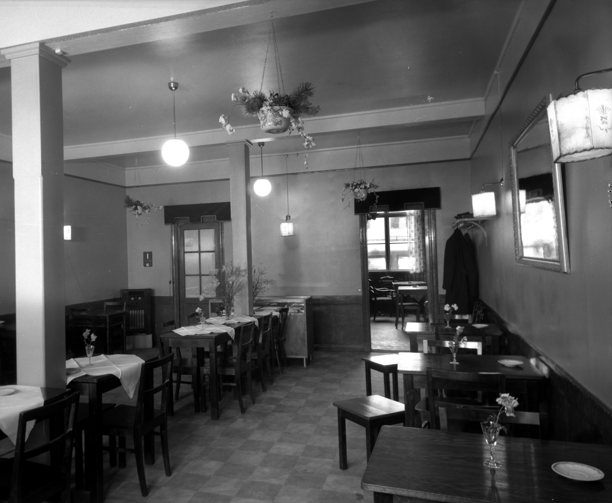 Café Gästis på Herrgårdsgatan 20 år 1936. Caféet låg i gamla Betlehemskyrkans bottenvåning där det också fanns bl a väntsal för busscentralen på N Strandgatan.
