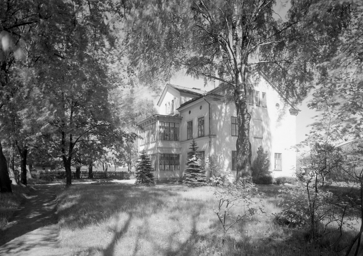 Grosshandlare Glücks hus år 1938. Enligt en osäker uppgift ingick huset i den ny- och ombyggnad som skedde samma år med nuvarande adress Nygatan 20-22. I bakgrunden skymtar en populär minigolfbana som fanns på tomten närmast brofästet fram till 1950.
