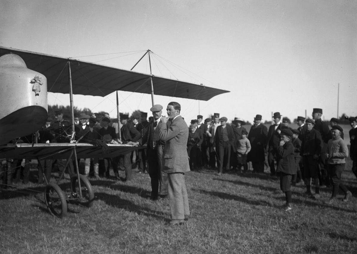 Första flygningen i Karlstad med den franske piloten Maurice Chevillard den 5 oktober 1913.