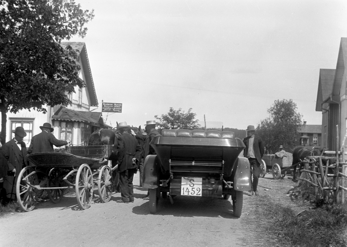 Bild med koppling till länsstyrelsen. Bilen, en Benz 8-20hk, inregistrerades 1922 av fröken Signe Lundberg från Edsvalla.