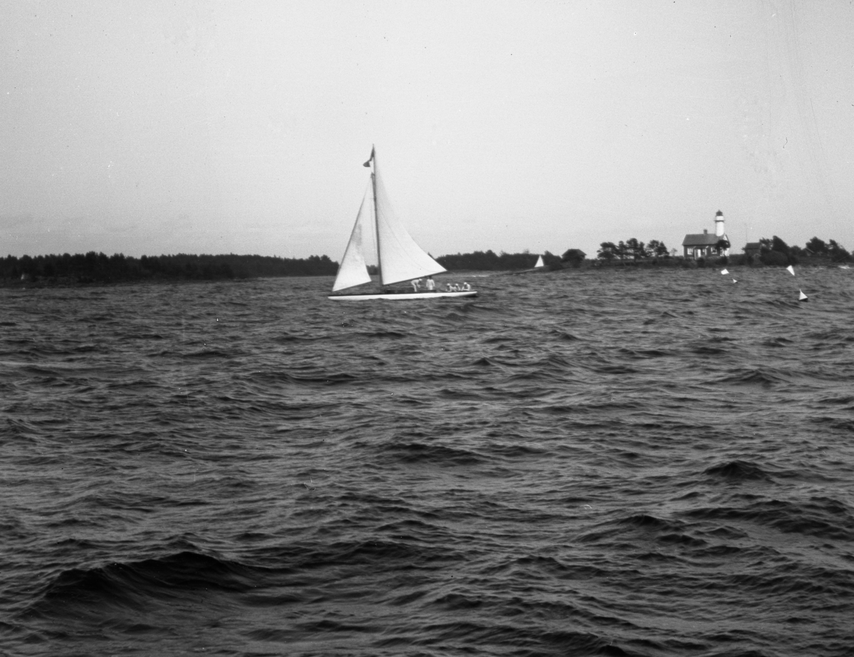 Söökojans fyr och segelbåt på bild tagen runt förra sekelskiftet.