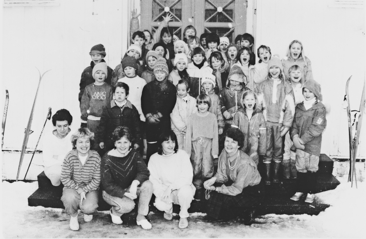 Elever på Holm skole i februar 1988. Rektor Inger Kogstad sitter foran til høyre.
