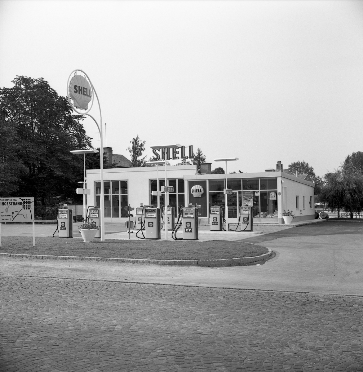 Shells bensinstation i mitten av juli år 1961. Stationen låg längs den tidigare Kyrkogatan mellan Kyrkogatan/Repslagaregatan och Fallängsvägen (kvarteret Palmen).