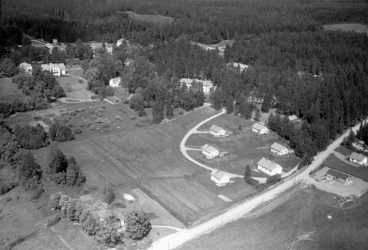 Värmland från luften 1963: Älvsbacka.
Centrala verkstadsskolan i Östanås med lärarbostäder.