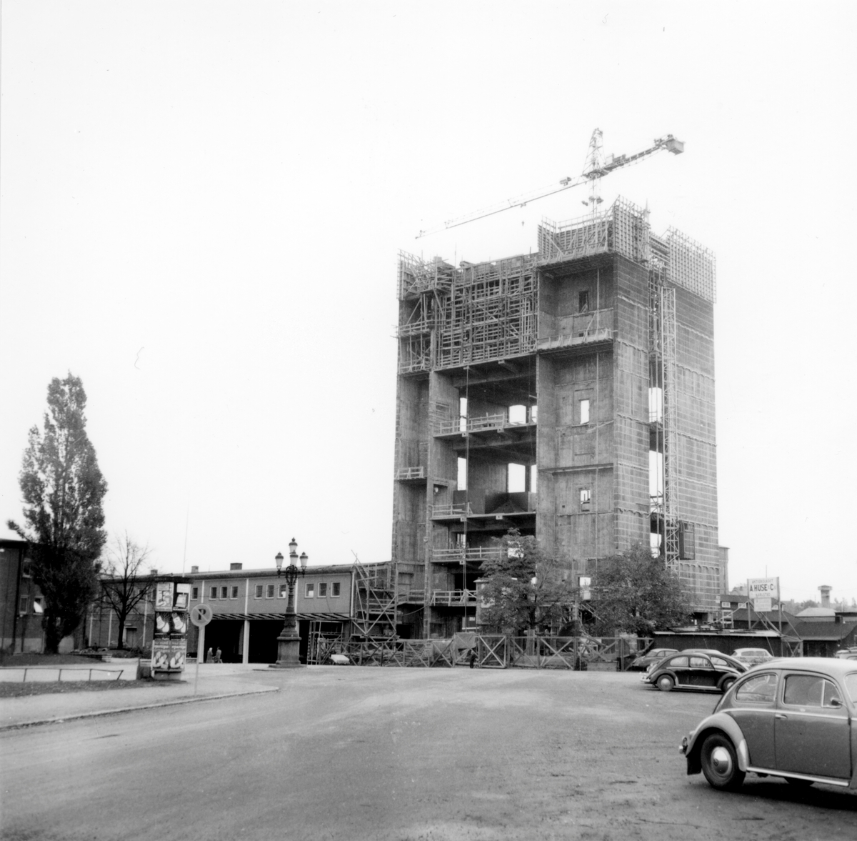 L&ouml;fbergsskrapan h&ouml;sten 1958. Under f&ouml;rsta halv&aring;ret 1960 var den klar f&ouml;r invigning.