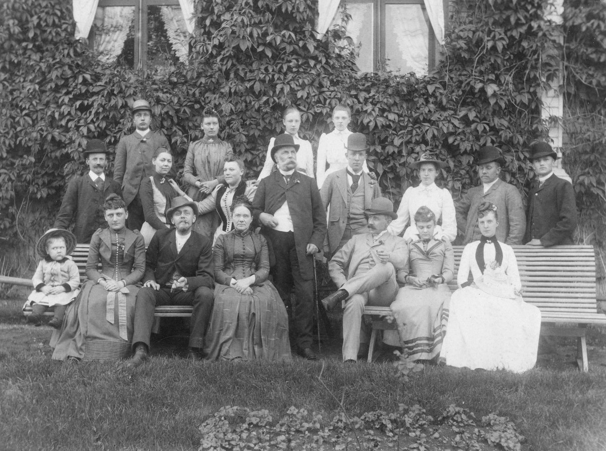 Brukspatron J E Mörtstedt i Gammelkroppa med familj, tjänstemän m fl på en bild tagen 1891. Fotografen var Sven Johan Ölander i Filipstad.