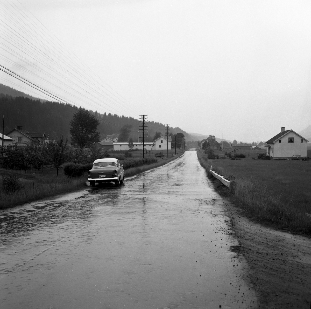 Någonstans i Värmland - från slutet av 1950-talet: Sysslebäck. Lämna gärna en kommentar om du vet något om bilden.