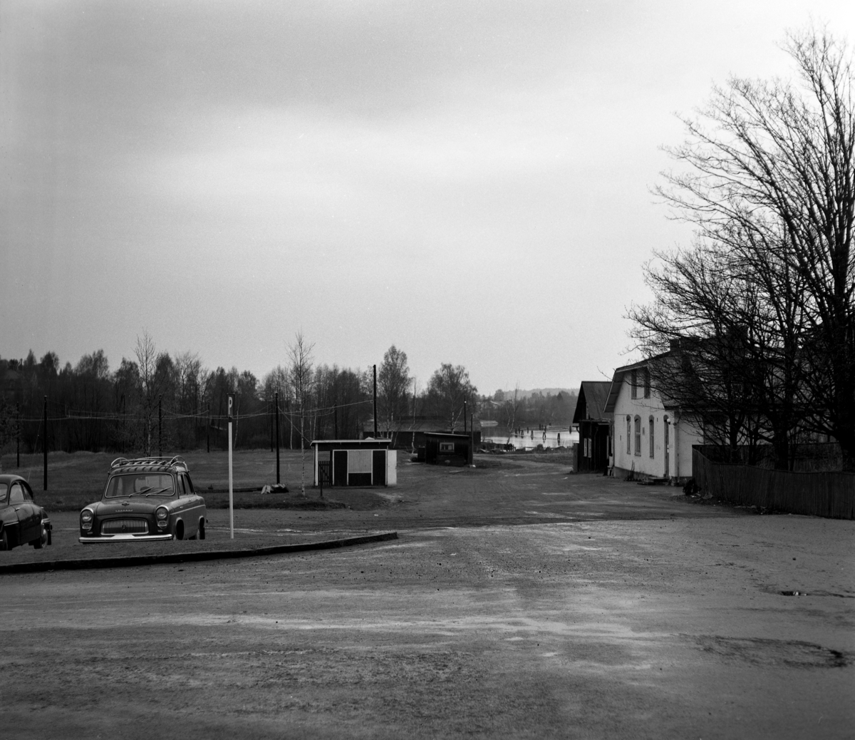 Någonstans i Värmland - från slutet av 1950-talet. Kommentar från en användare. "Det är "Mejeriänga" i Sunne med mejeriet till höger och till vänster var ishockeyplanen på vintern. De små byggnadera var entré och omklädningsrum".