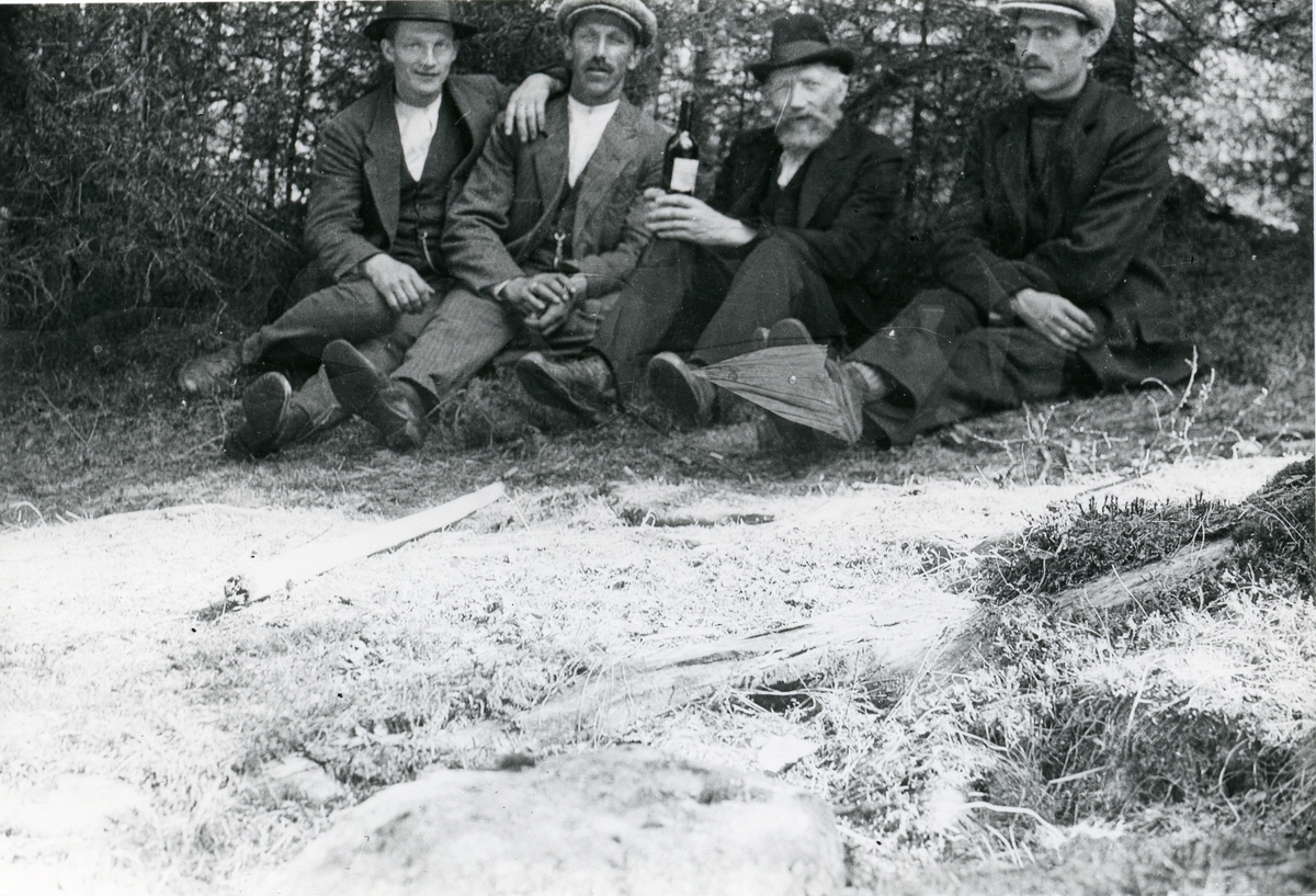 Bilde nr. 1 er et portrett av Arne Øyhus Lundmoen og bilde nr. 2 viser fire menn som sitter på bakken.