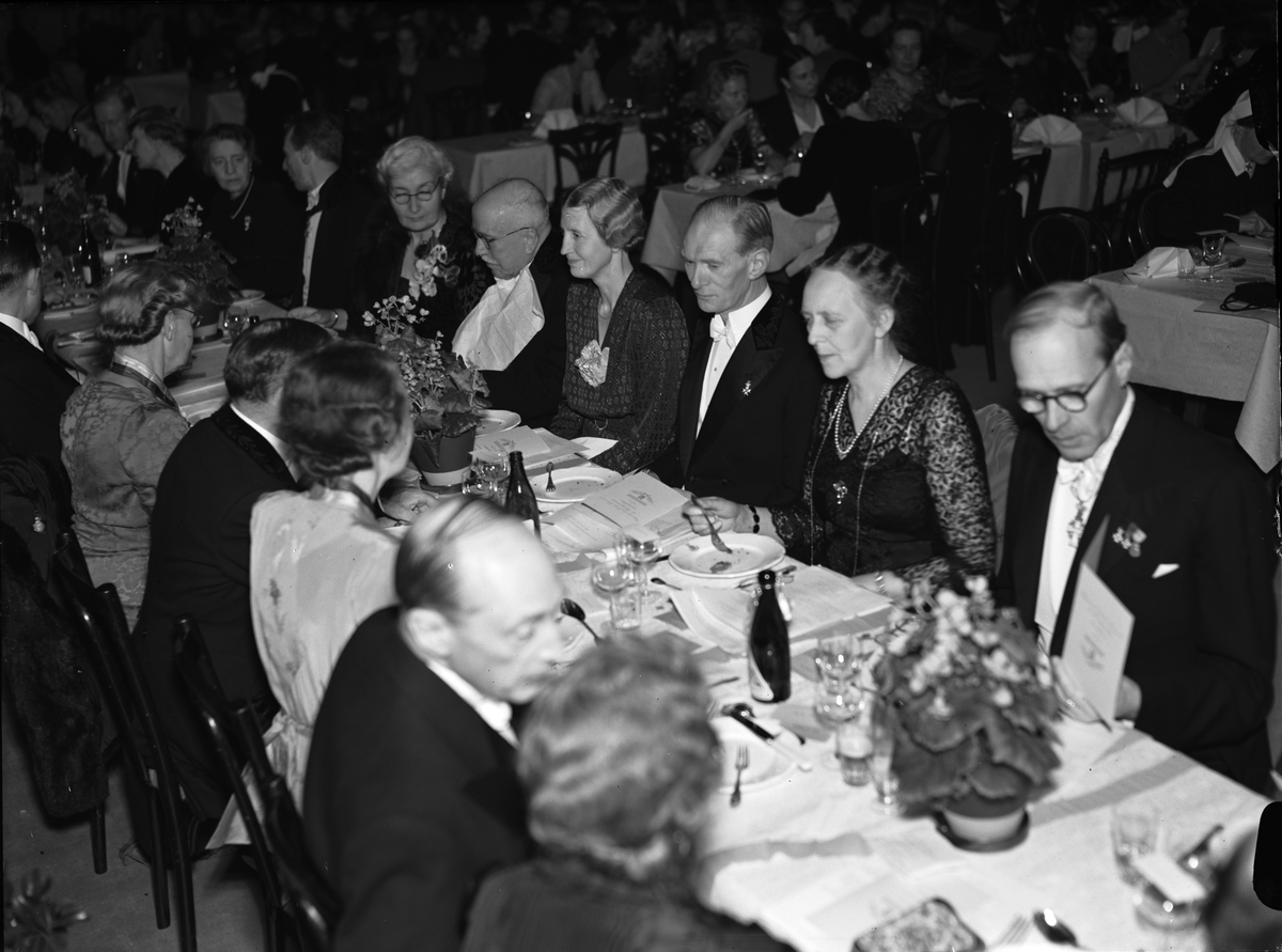 "Enskilda läroverket firade glansfull 50-årsfest" -  honnörsbordet vid middagen i "studenternas gymnastiksal", Svettis, Uppsala november 1942