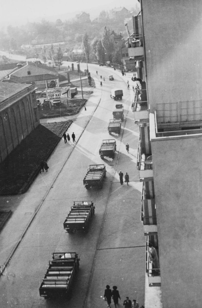 Militære kjøretøy som den tyske okkupasjonsmakten har bragt med seg til Norge.  Her i Bogstadveien i Oslo. Kinopaleet til venstre.
