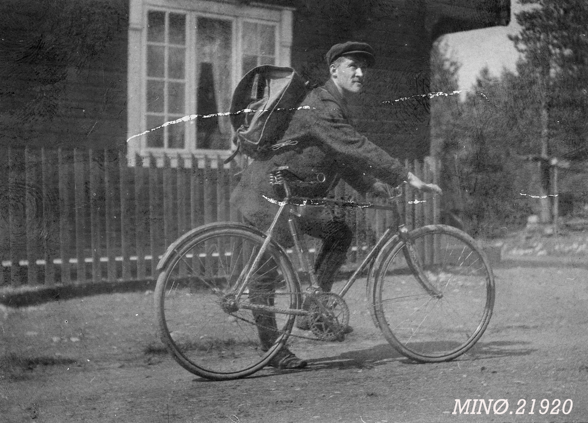 Mann med sykkel - postmann?