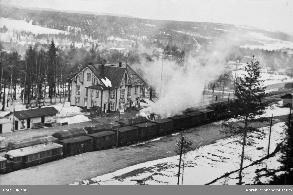 Godsvogner i brann på Rena stasjon etter bombing i 1940