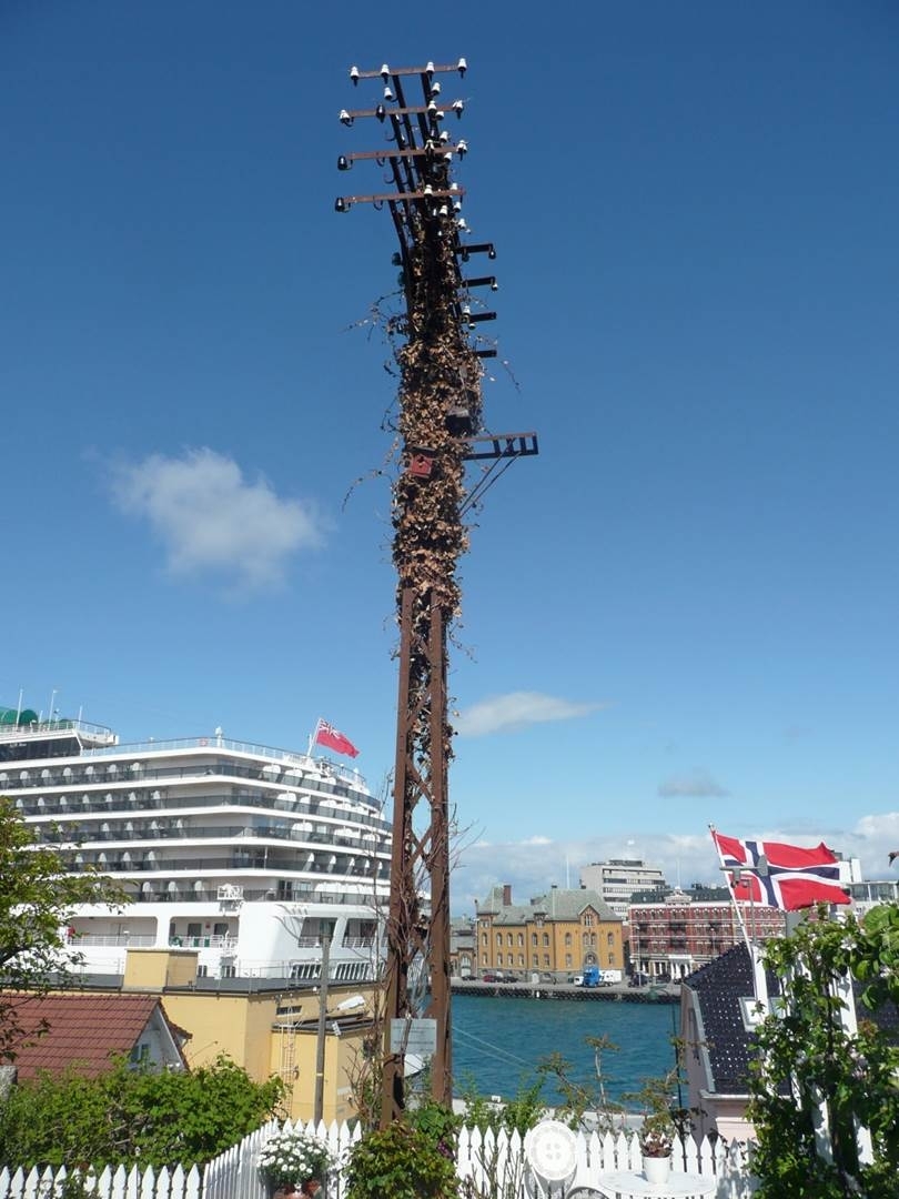 Jernstolpen i Stavanger er den siste som står igjen av opprinnelig flere hundre. Det var krevende å vedlikeholde jernstolpene. Derfor valgte man å gå over til trestolper, som kunne impregneres med kreosot. Kreosotimpregnering kom rundt 1911.