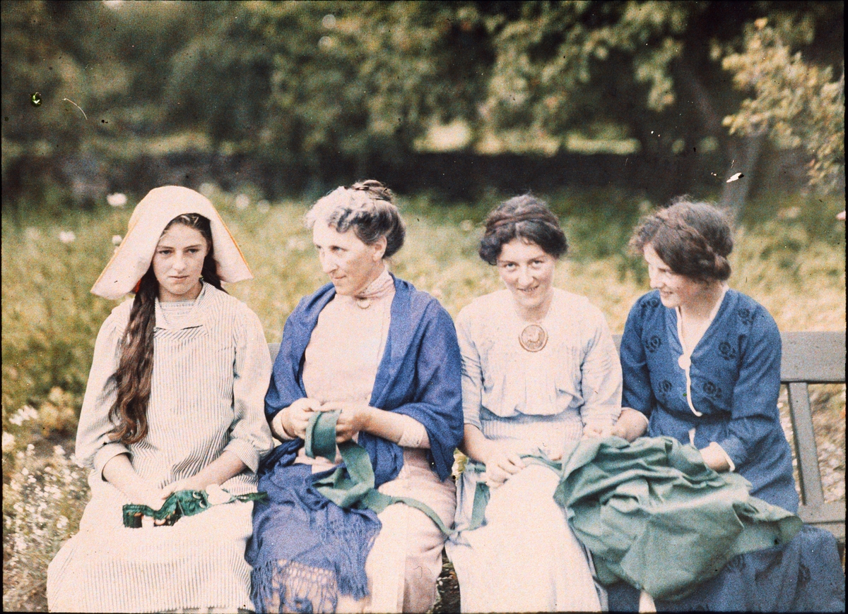 Lumières-autokrom. Familjen J.W Andreen: t v. Runa, Eleonore, (född Wennerholm) Andrea (den senare gift med The Svedberg) och Betsi.