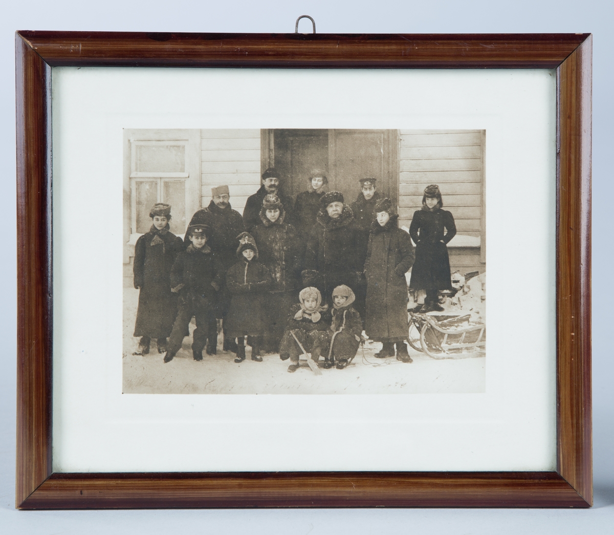 Familiefotografi av familien Rotin i Moskva (tekst på baksiden av rammen). Utendørs. 13 personer.