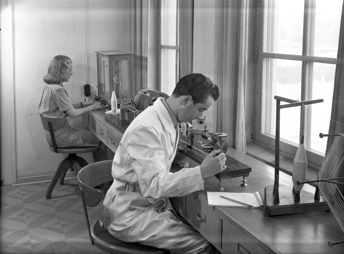 Laboratorium på  Gävle Ångväveri AB. 7 juni 1946.