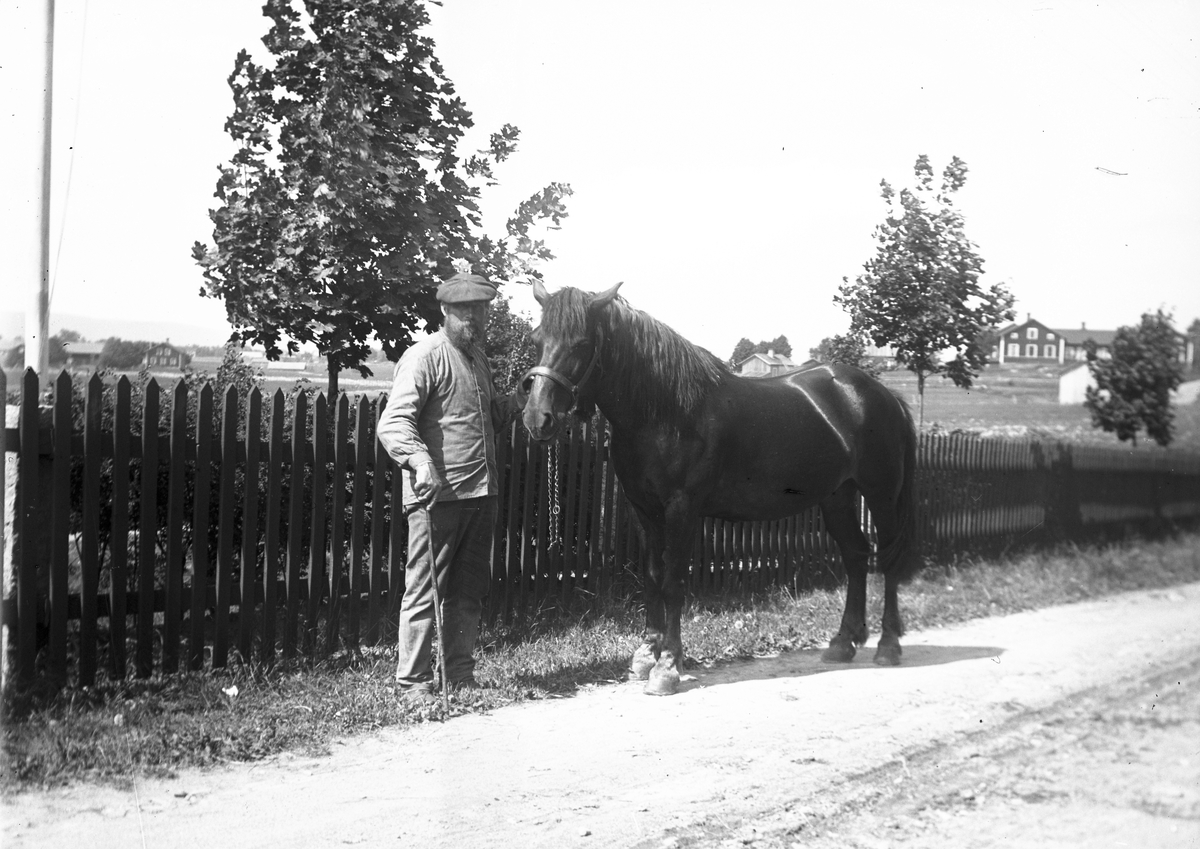 Man med hästen. Tidsomfånget är 1900 - 1940