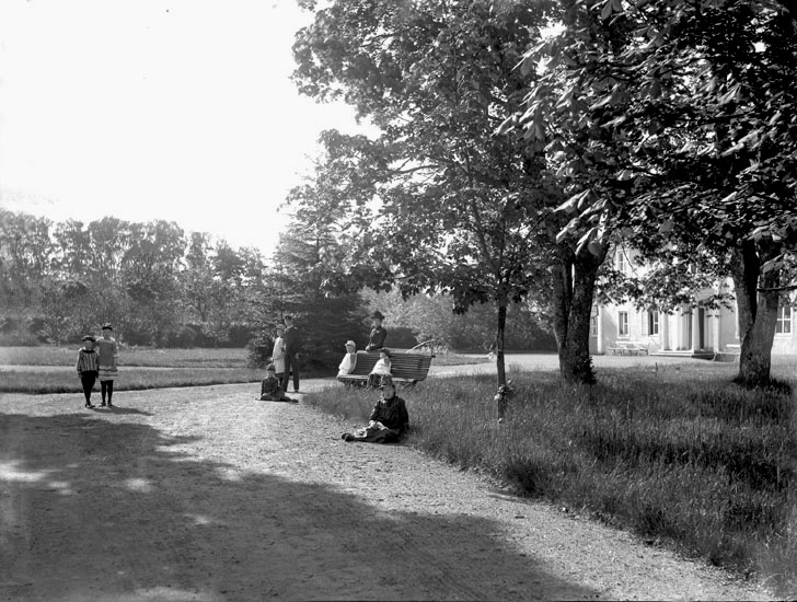 Okänd park vid större hus. Möjligen Asa Herrgård. Sent 1800-tal.
