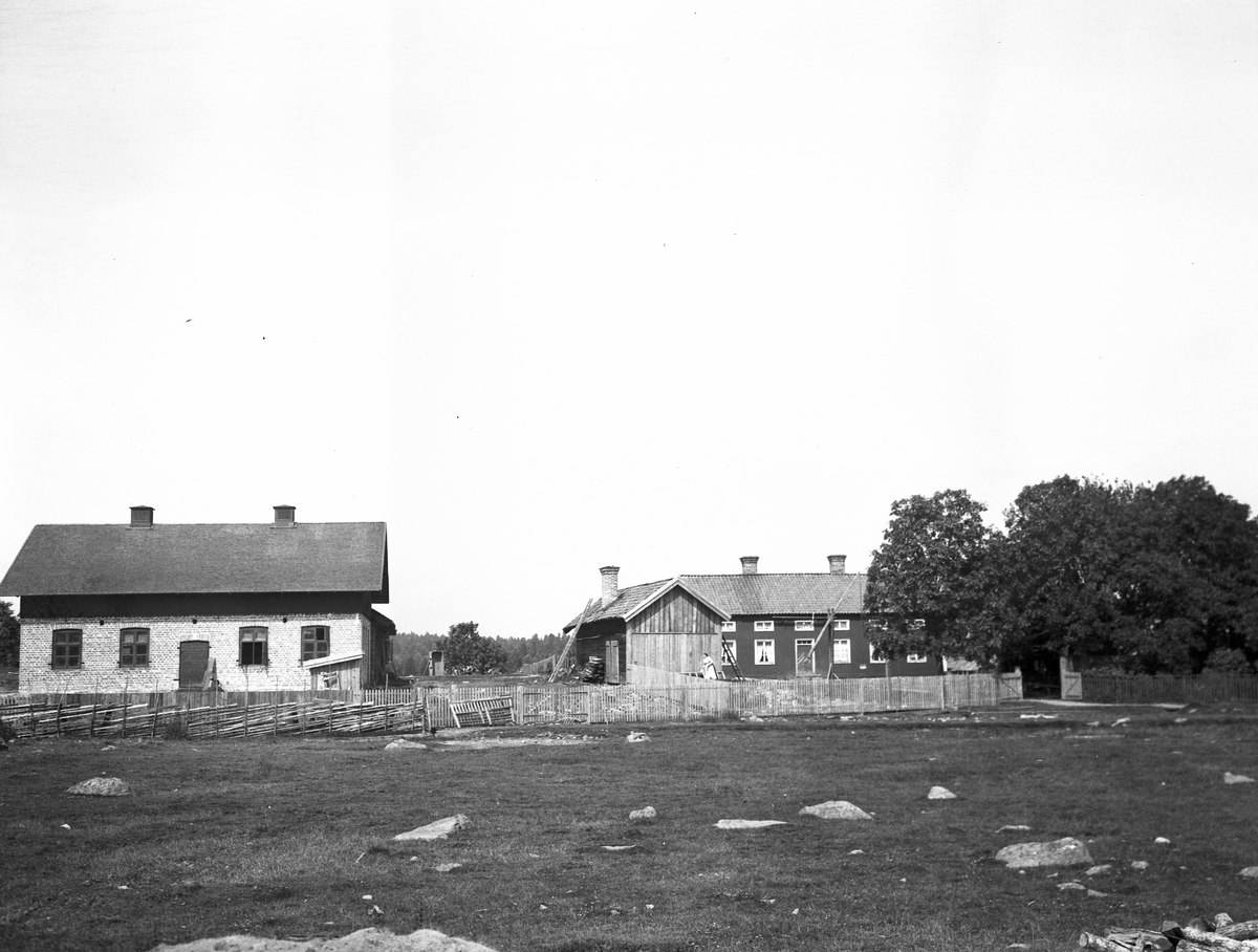Stugorna vid Hemlingby. Gustav Persson, barnen i Hemlingby hade söndagsskola hos Persson. År 1906.