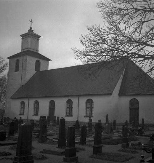 Långasjö kyrka med kyrkogård. 
Långasjö socken tillhörde tidigare Kronobergs län.