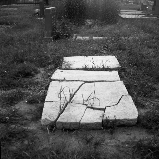 En gravsten (i delar). Göteryd, gamla kyrkogården.