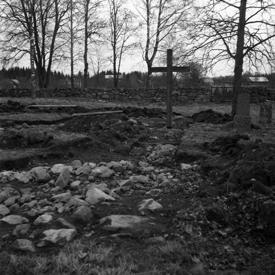 Undersökning av grundmursrester till Tegnaby gamla kyrka. 1953.