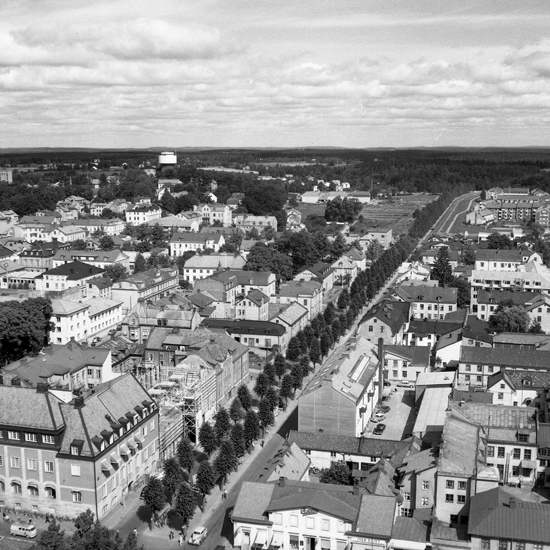 Utsikt över Linnégatan i Växjö. Vy från domkyrkotornet. 1959