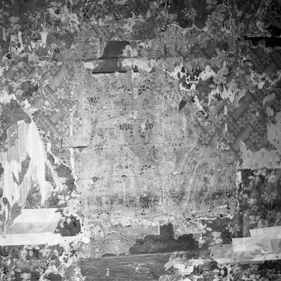 Foto av vägg med tapetrester. Interiör från Spånhult, Vislanda.