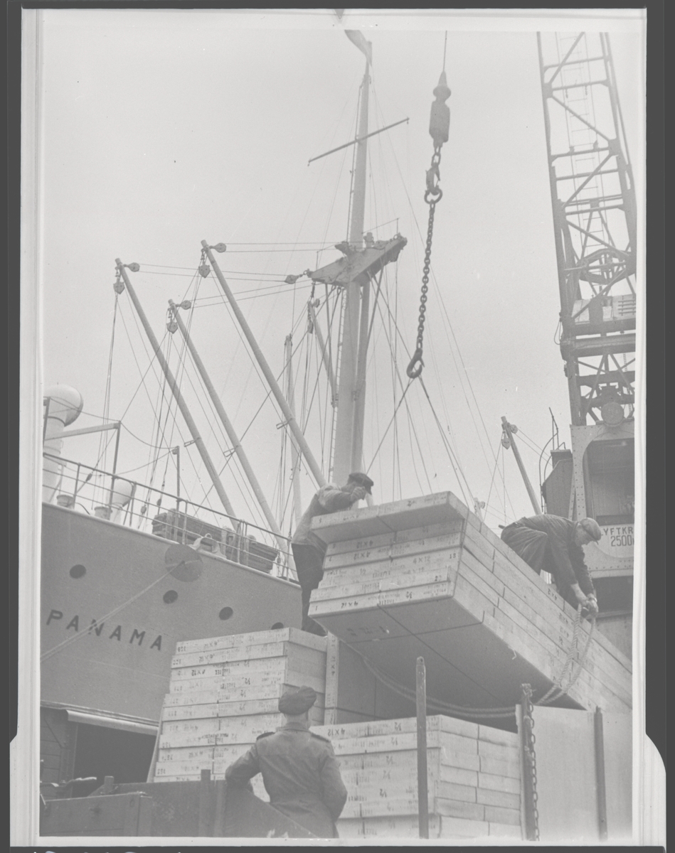 Lastning av Johnsonlinjens M/S Panama  i Göteborgs hamn. (Troligen mitten av 1940-talet.)