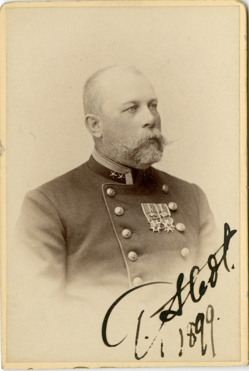 Porträtt av Nils Gustaf Stedt, major vid Generalstaben.
Se även AMA.0009668.
