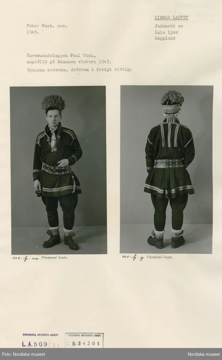 Ark med två monterade bilder föreställande Karesuandosamen Paulus Utsi i helfigur, framifrån och bakifrån. Han är iklädd moderna byxor men i övrigt traditionell samisk dräkt. Utsi var anställd på Skansen vintern 1943.