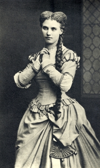 Rollporträtt av Christina Nilsson. Hon bär en klänning med väska och långa flätor. Margareta ur operan Faust (AB).