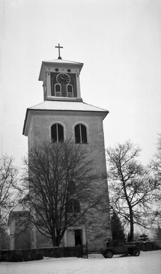 Foto på Linneryds kyrka framifrån, med en bil utanför.
Litt.: Smålandsposten 14/5 1932.