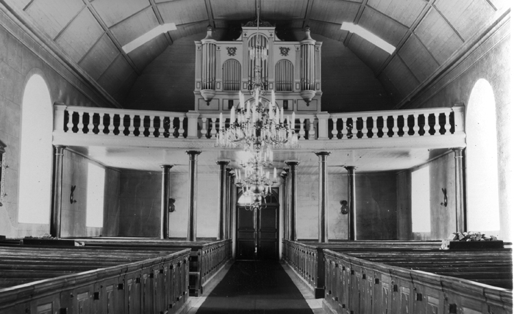Foto av Linneryds kyrka invändigt, mot orgelläktaren. 
Litt.: Smålandsposten 14/5 1932.
