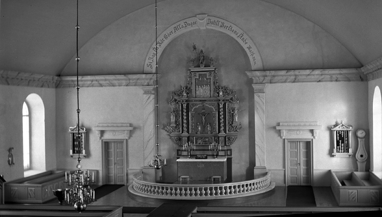 Foto i kyrkan mot altarrundeln