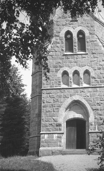 Foto på kyrkan framifrån.
Nuvarande stenkyrka i nygotisk stil uppfördes 1899 efter ritningar av arkitekterna Gustaf Petterson och Sven Gratz.